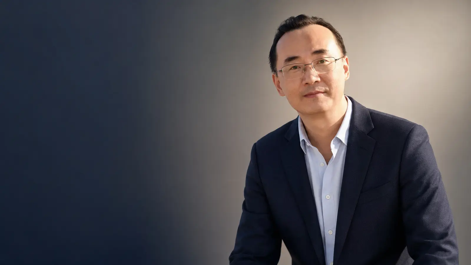 刘老师身着深蓝西装的职业形象照